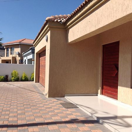 Sapphire Court Acomodação com café da manhã Gaborone Exterior foto